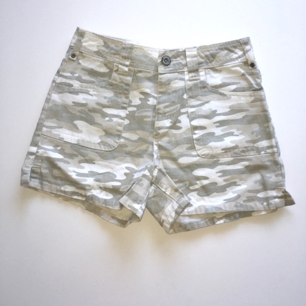 • High waisted camo shorts •
